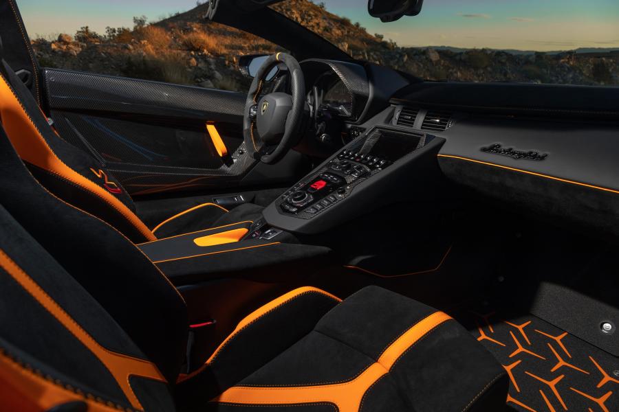 Интерьер Lamborghini Aventador SVJ Roadster 2019 года  (NA) (фото 8 из 49)